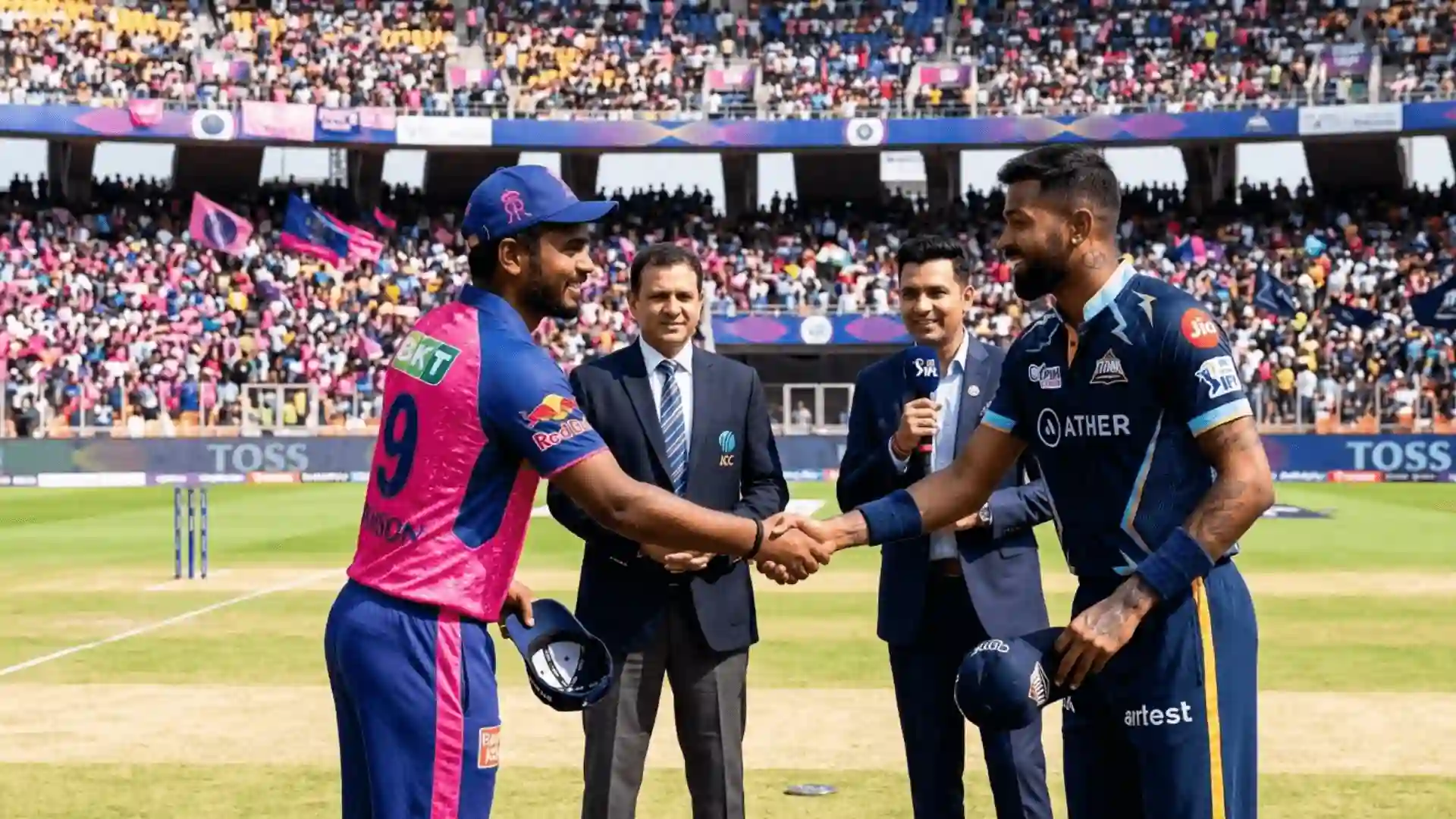 RR बनाम MI Toss संजू सैमसन और हार्दिक पांड्या टॉस के दौरान हाथ मिलाते हुए VANTAGE POST IN