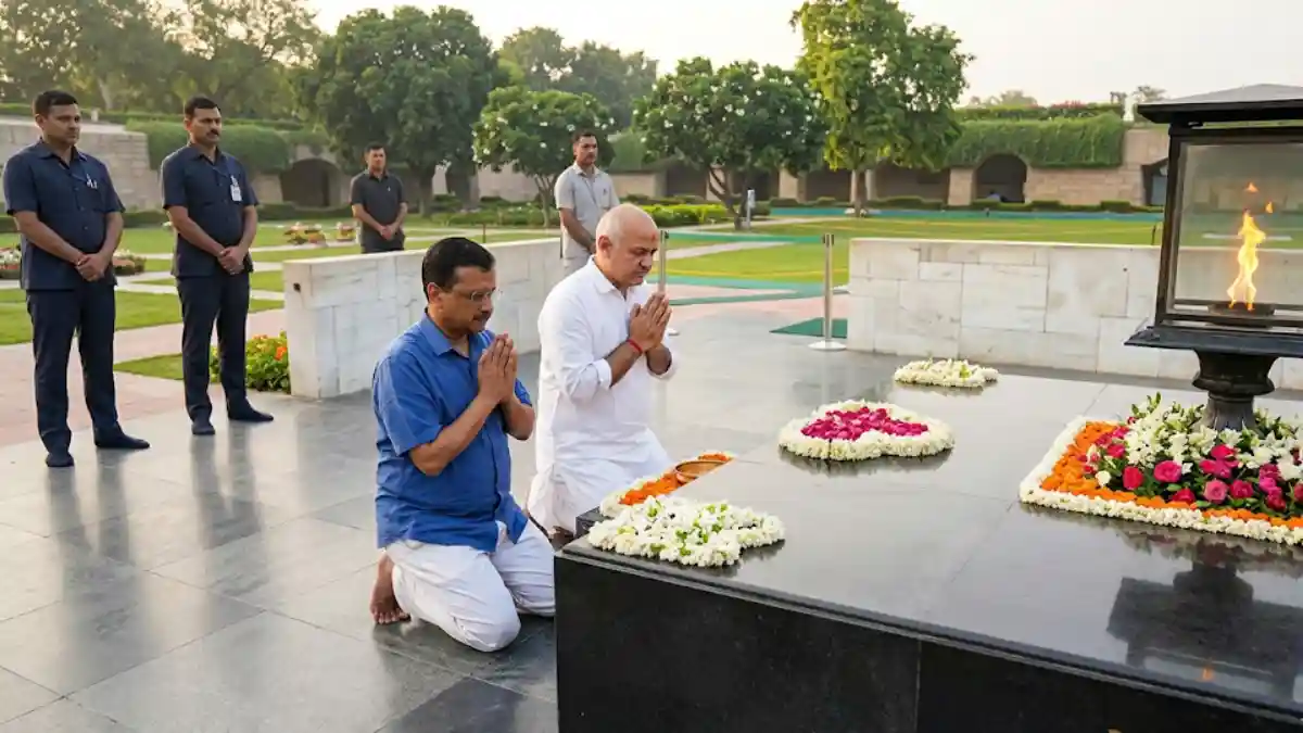 बड़ी खबर: राजघाट पर केजरीवाल-सिसोदिया का 'सत्यग्रह', क्या कोर्ट की गैरहाजिरी पड़ेगी भारी? Arvind Kejriwal and Manish Sisodia at Rajghat for Satyagraha against Justice Swarana Kanta Sharma court April 2026.