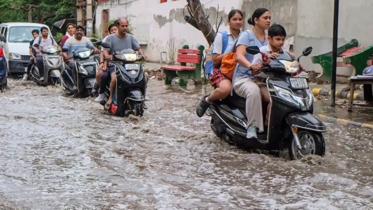 IMD Red Alert map showing heavy rain and lightning warning for UP, Bihar, and Delhi-NCR region. Credit photo: ndtv.in