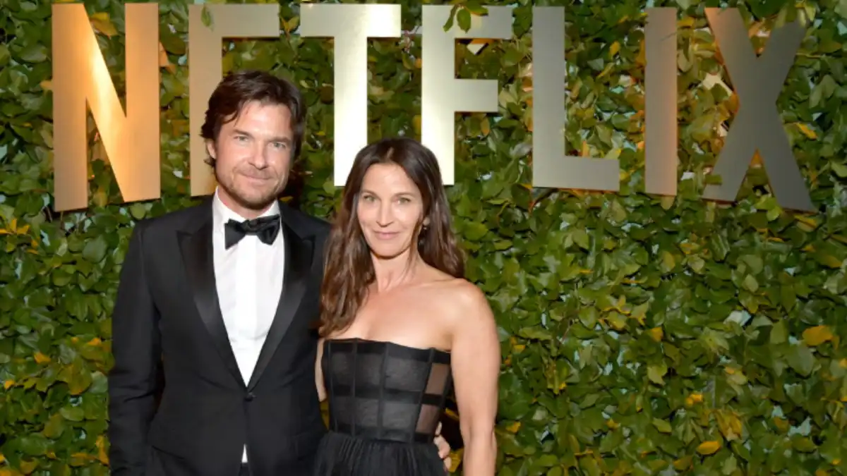 Jason Bateman arriving at an awards show representing his movie and series career. Credit photo: ELLE