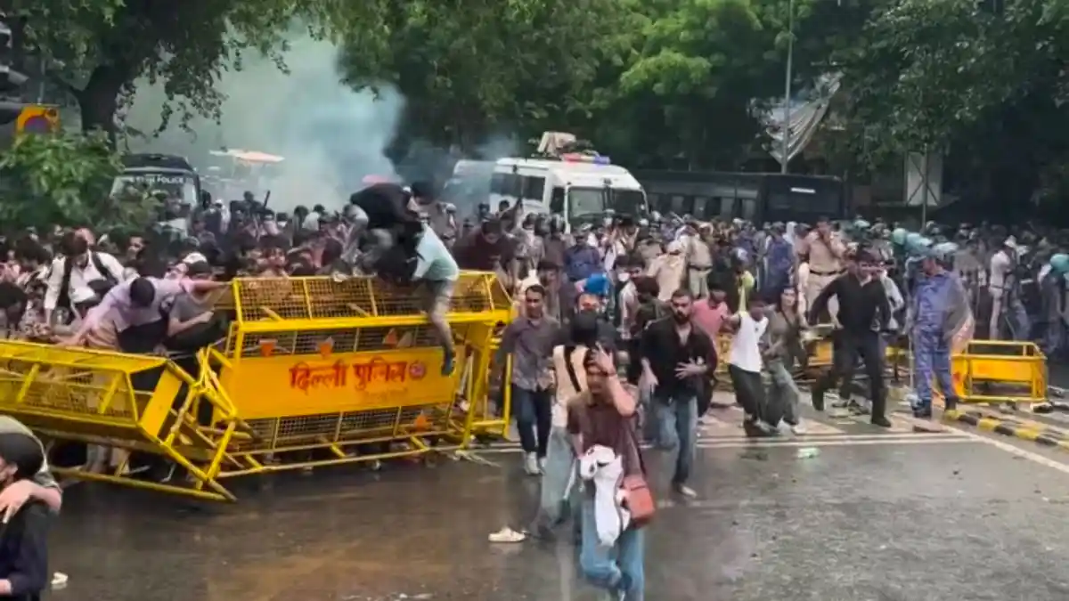 CJP Parliament March: दिल्ली में CJP के संसद मार्च पर भारी बवाल, प्रदर्शनकारियों पर पुलिस का लाठीचार्ज और आंसू गैस; जानें क्या हैं मांगें? photo credit: @suhailbhato