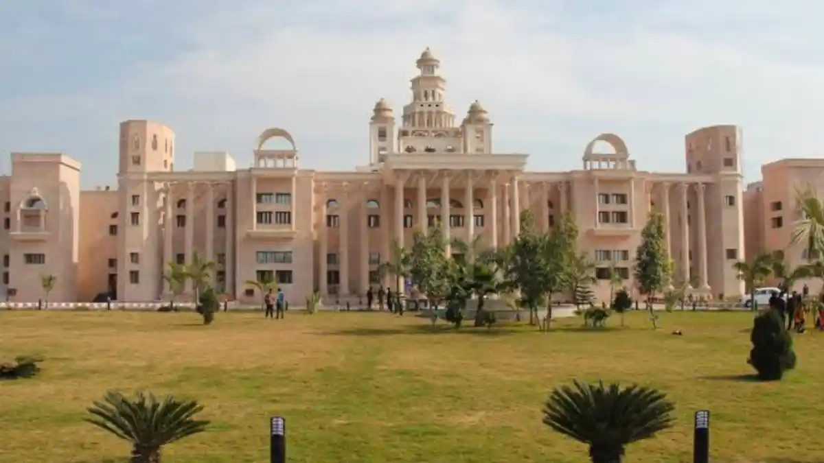 UTU Paper Leak 2026: प्रोफेसर ने वॉट्सऐप पर ही लीक कर दिया प्रश्नपत्र; UTU ने 2 परीक्षाएं कीं रद्द, आरोपी शिक्षक पर 7 साल का प्रतिबंध photo credit: Uttarakhand Technical University