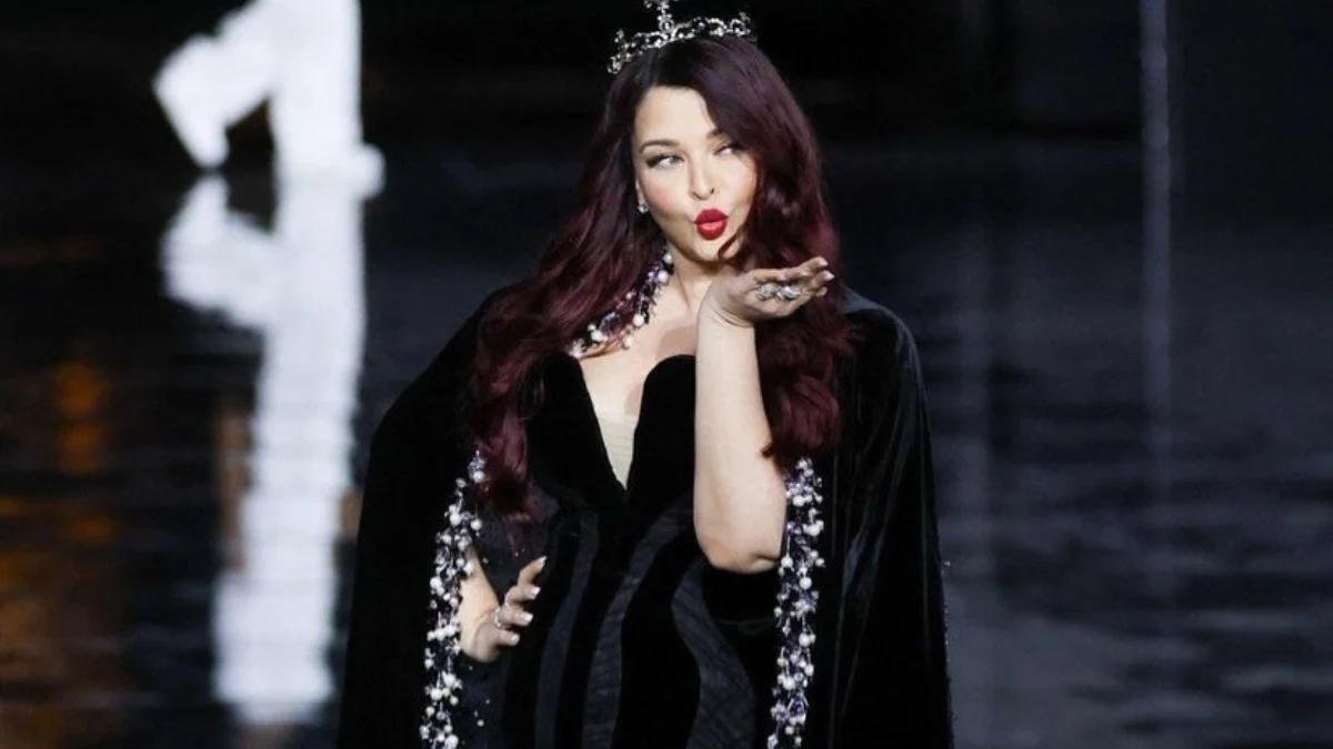 Paris Fashion Week 2026: ऐश्वर्या राय बच्चन के रॉयल लुक और टियारा ने लूटी महफिल Aishwarya Rai Paris Fashion Week 2026