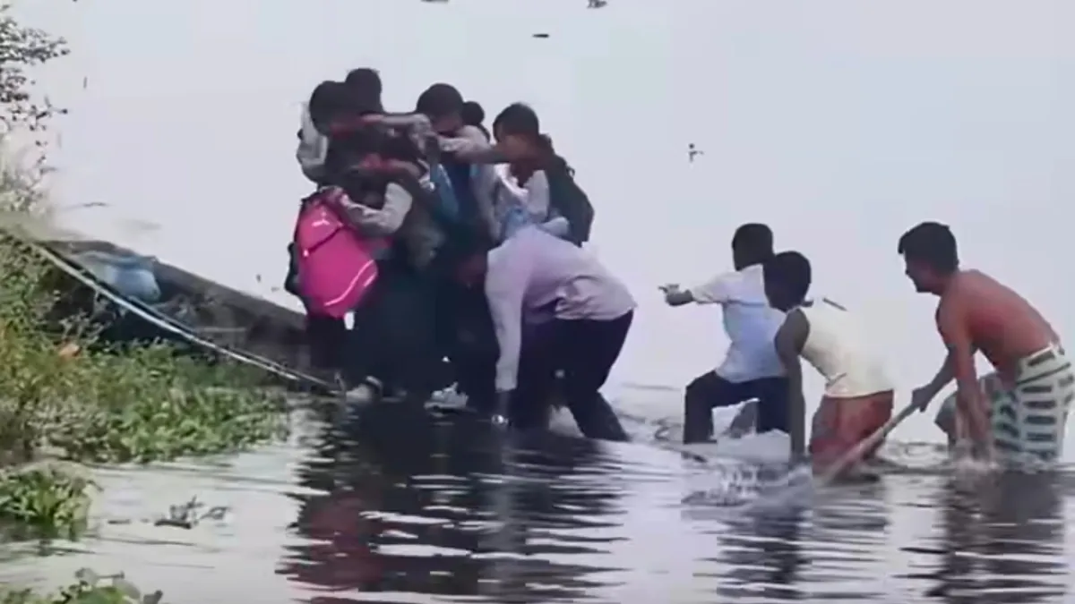 Patna Ganga Flood News: पटना में गंगा का कहर! मनेर में जान जोखिम में डालकर नाव से स्कूल जाने को मजबूर बच्चे Patna Ganga flood news update