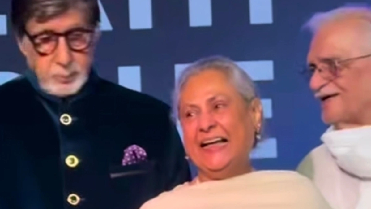 Jaya Bachchan Viral Video: भरी महफिल में अमिताभ बच्चन ने थामा जया का हाथ, खिलखिलाती हंसी देख हैरान हुए फैंस Jaya Bachchan viral video Amitabh Bachchan