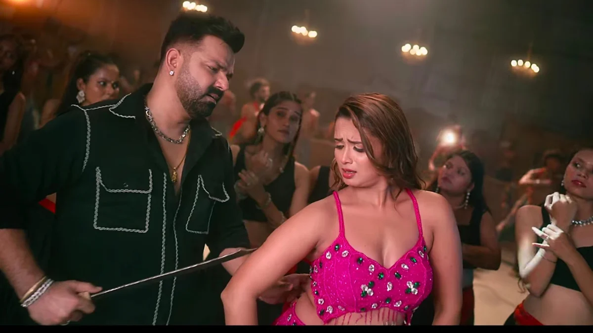 Pawan Singh New Song: 11 साल छोटी नीलम गिरी के साथ पवन सिंह का रोमांस, बंदूकी टशन और केमिस्ट्री ने तोड़े रिकॉर्ड Pawan Singh Neelam Giri new song news