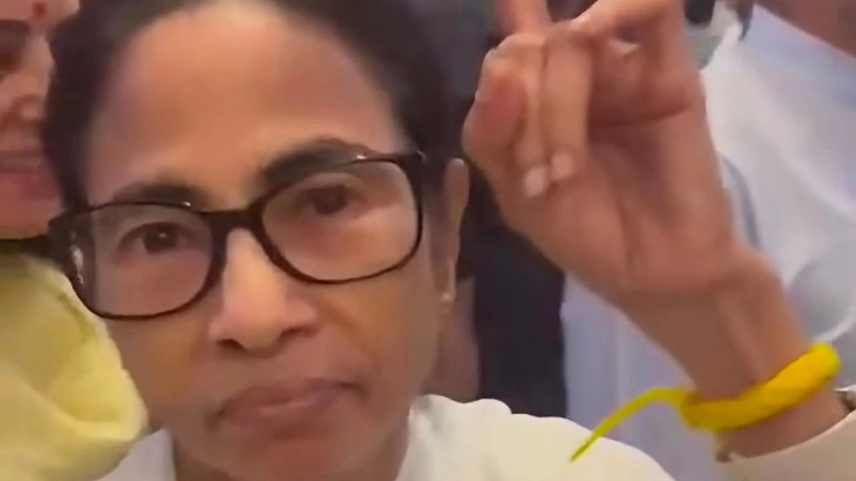 Mamata Banerjee knife attack attempt allegation Durga Pandal